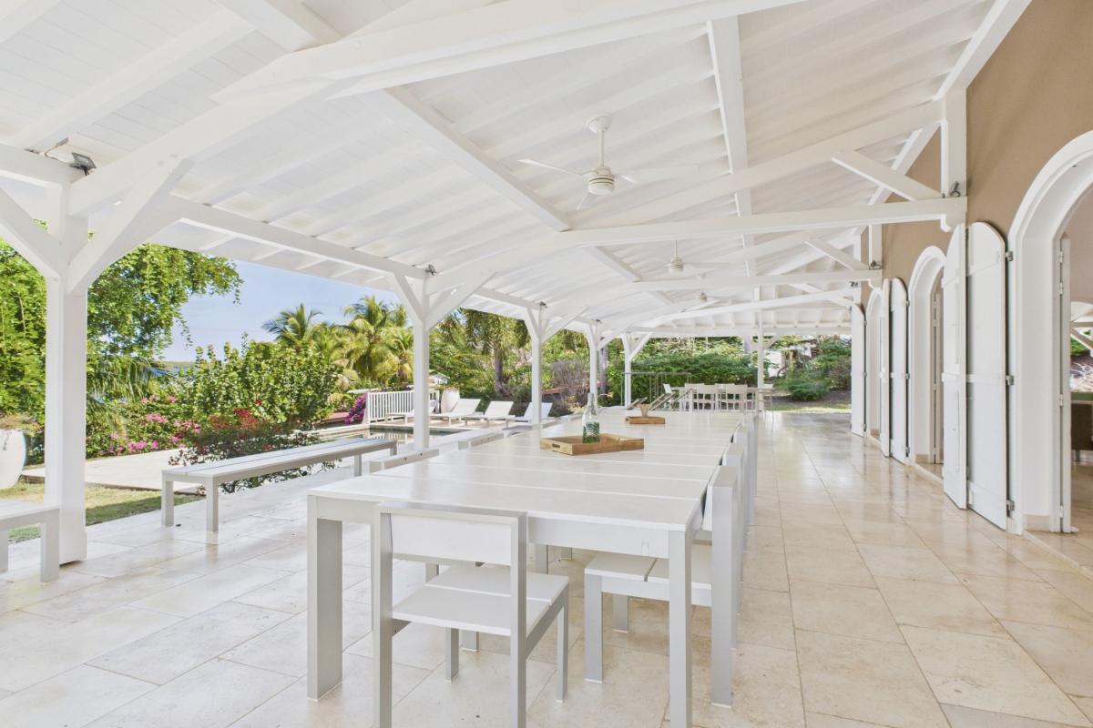 12 Location Villa 10 personnes Martinique - table extérieure